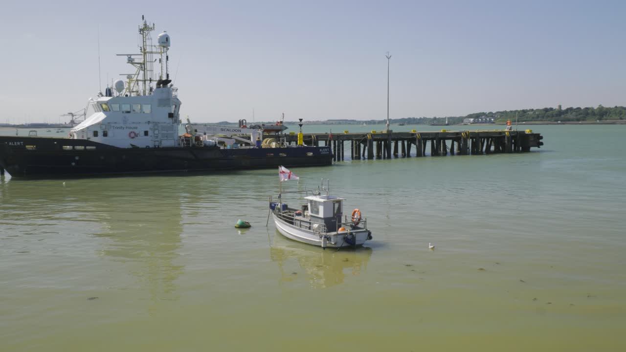 영국 에섹스 주 하위치 해안 근처 에 있는 보이 선박 과 어선