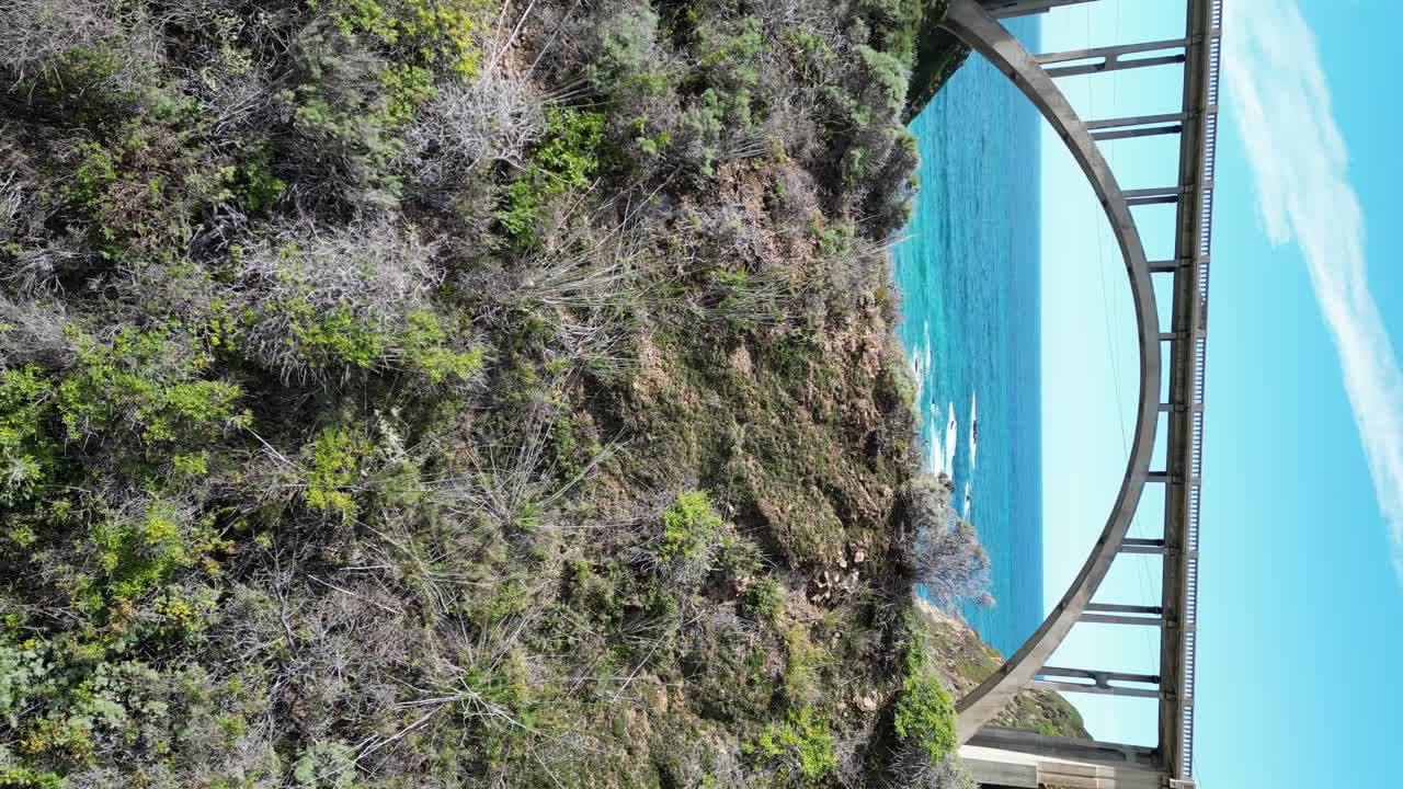 빅 서 캘리포니아 근처의 고속도로 101을 따라 상징적인 다리 중 하나 아래에서 날아가는 새의 시야