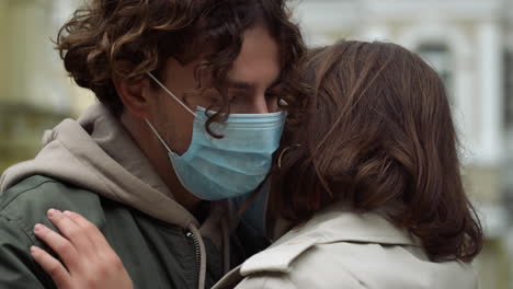 Pareja-Joven-Abrazándose-Urbano-En-La-Calle.-Hombre-Y-Mujer-Con-Máscaras-Al-Aire-Libre.