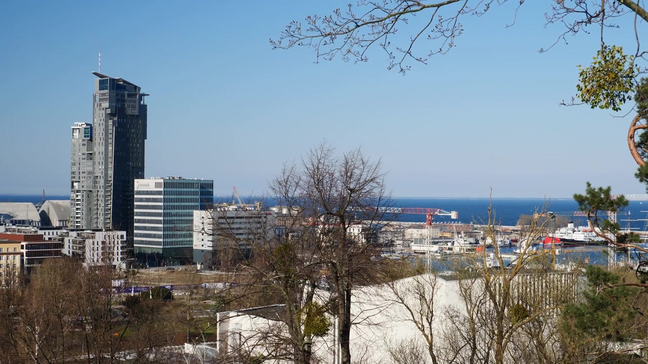 Inquadratura statica di un quartiere completamente nuovo costruito accanto al porto a Gdynia, Polonia