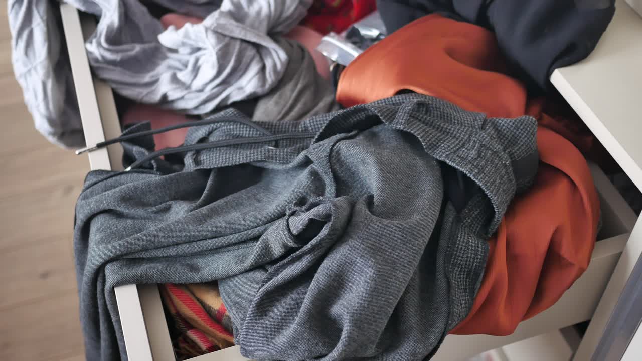 옷으로 가득 찬 망진창