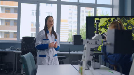 científicos discutiendo la investigación en un laboratorio