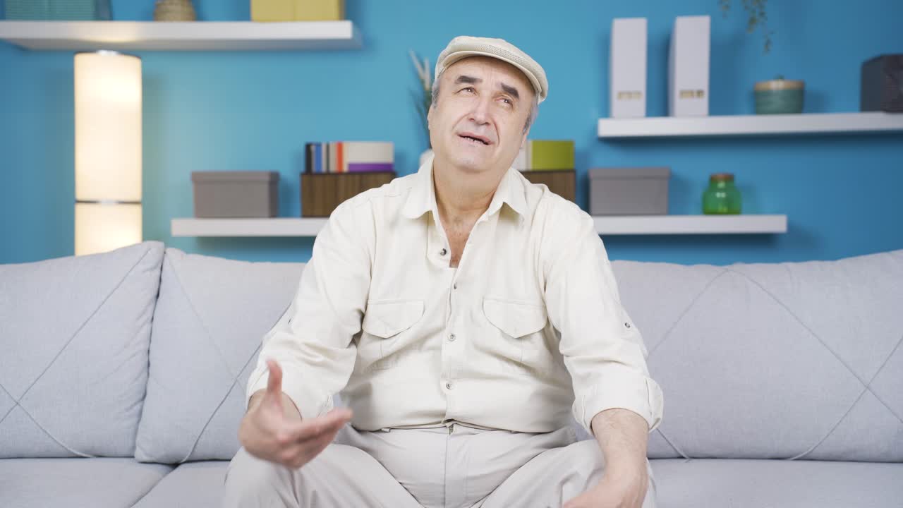 집에서 혼자 앉아서 혼자 인생에 대해 생각하는 노인.