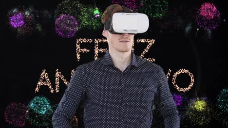 Animation-Eines-Mannes-Mit-VR-Headset,-Frohem-Neujahrstext-Und-Feuerwerk-Auf-Schwarzem-Hintergrund