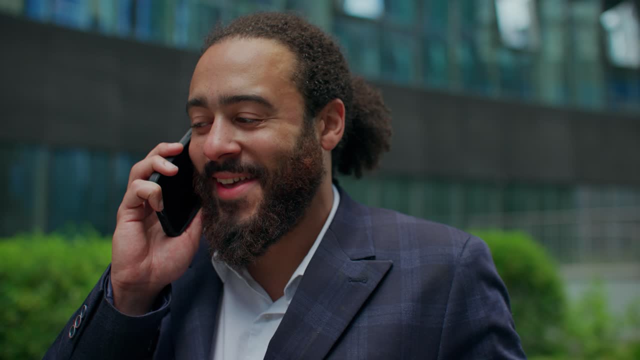 Homem de terno falando ao telefone