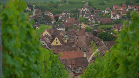 Rodeada-De-Viñedos,-Esta-Ciudad-Fortificada-De-Riquewihr-Es-Una-Joya-En-La-Región-De-Colmar