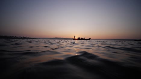 cámara lenta de una canoa durante el amanecer