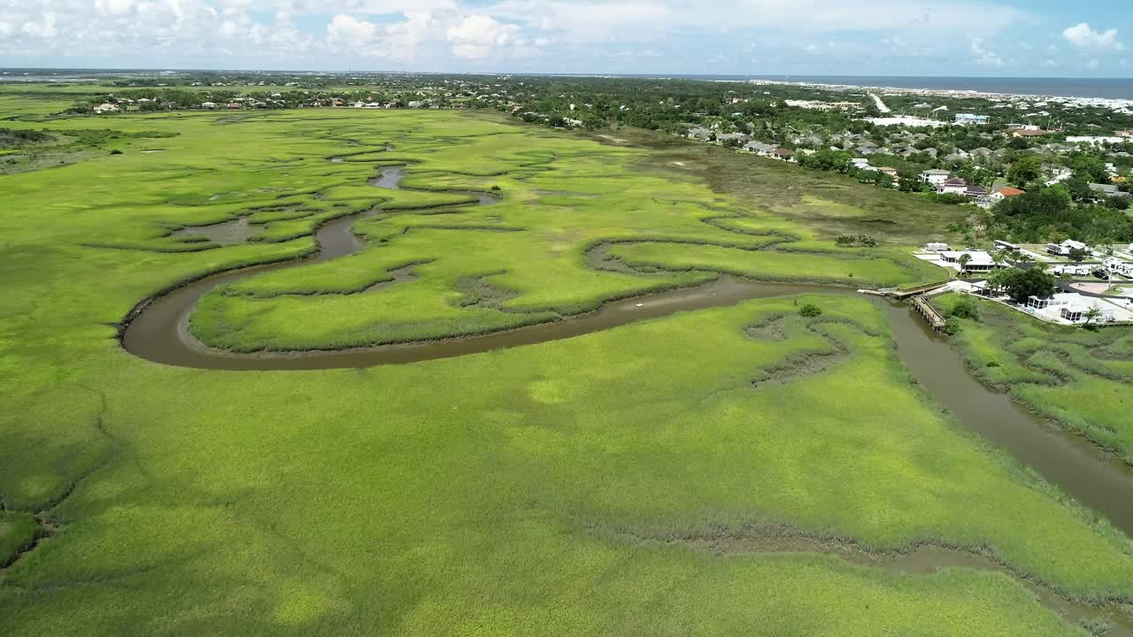습지를 통해 세인트의 마탄자스 강으로 이어지는 스트림 크릭 강의 공중 비행
