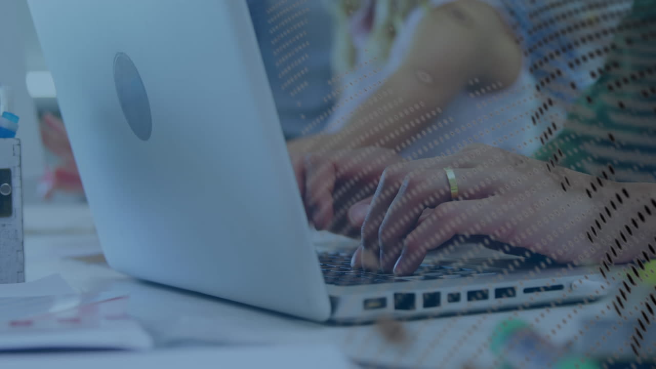 사무실에서 노트북을 사용하는 여성의 중간 섹션에 대한 회전 지구와 세계 지도