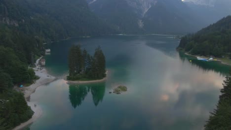 Sunset-over-a-lake-below-the-mountains