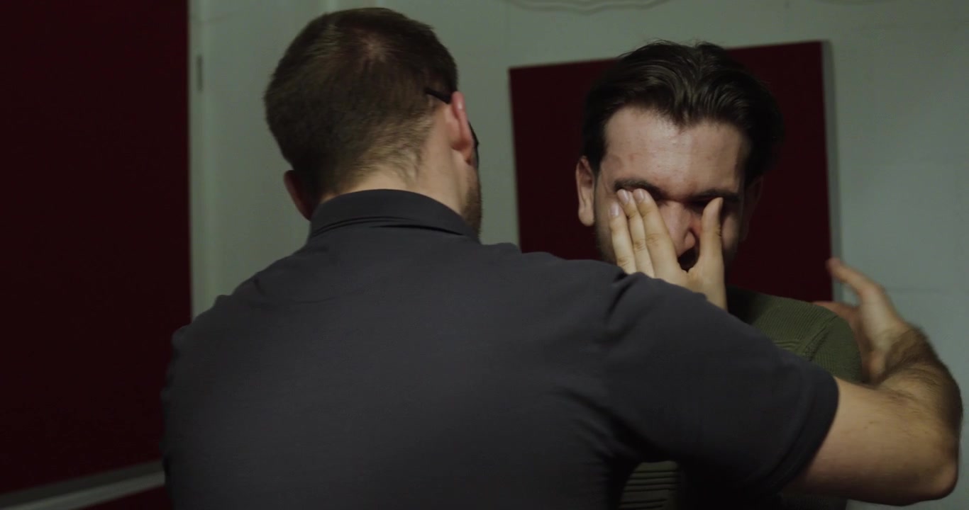Dois homens numa situação emocional, com uma pessoa a confortar e apoiar outra que parece angustiada ou sobrecarregada. Conceito de empatia, amizade, saúde mental, apoio emocional, compaixão.