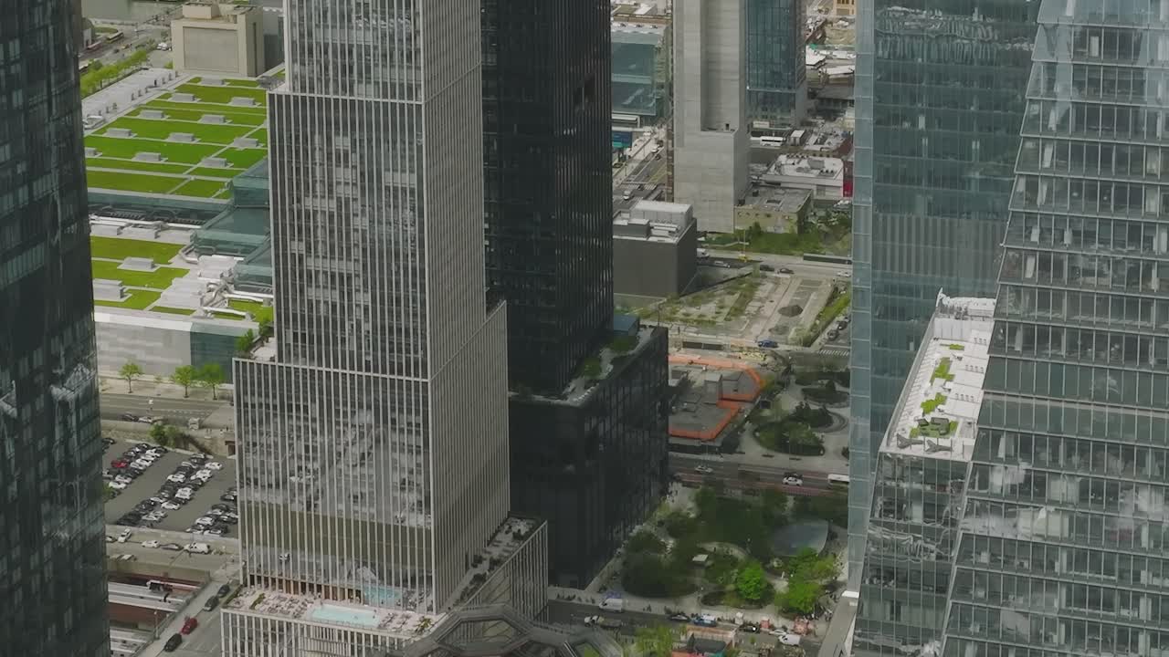Paisaje urbano con edificios modernos y rascacielos.