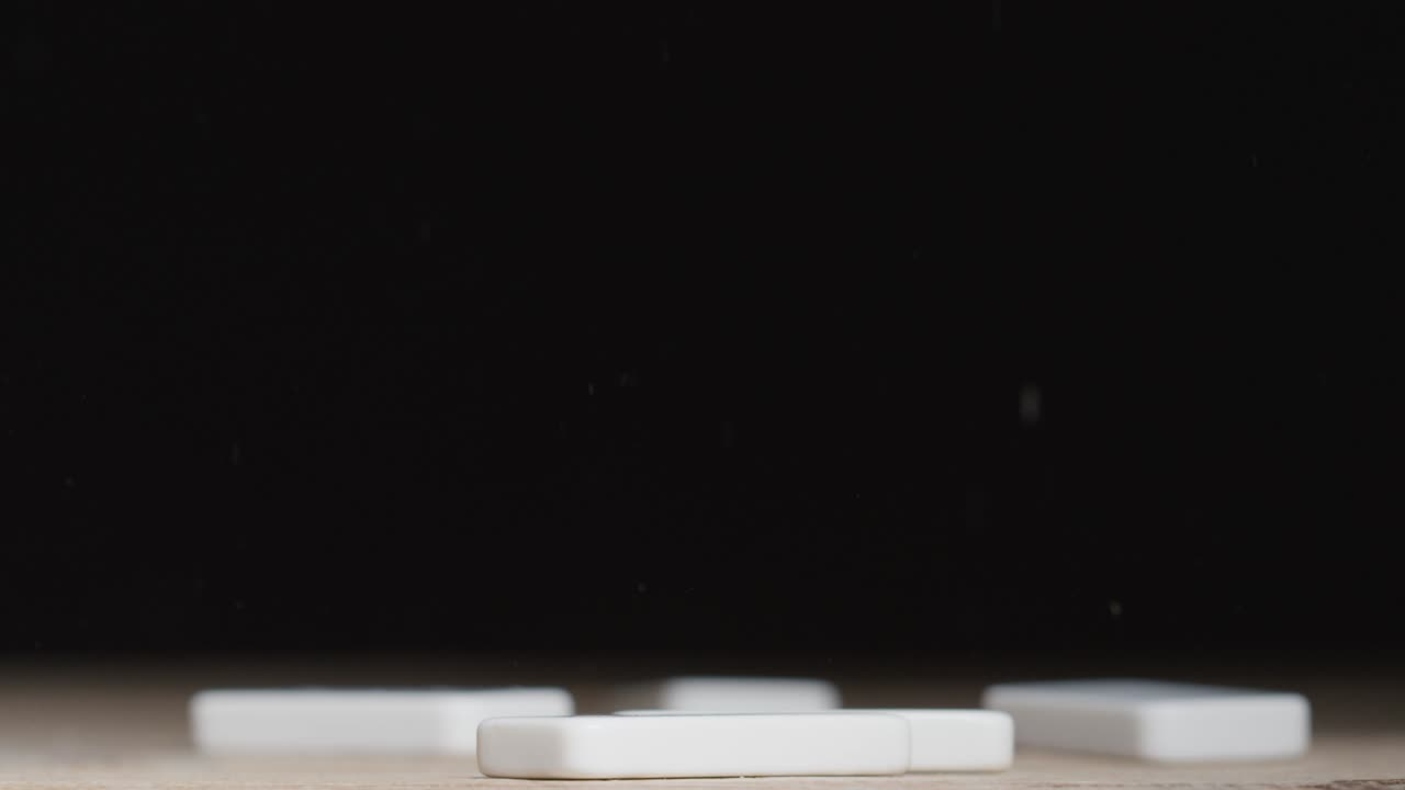 primer plano de las fichas de dominó que se caen 02