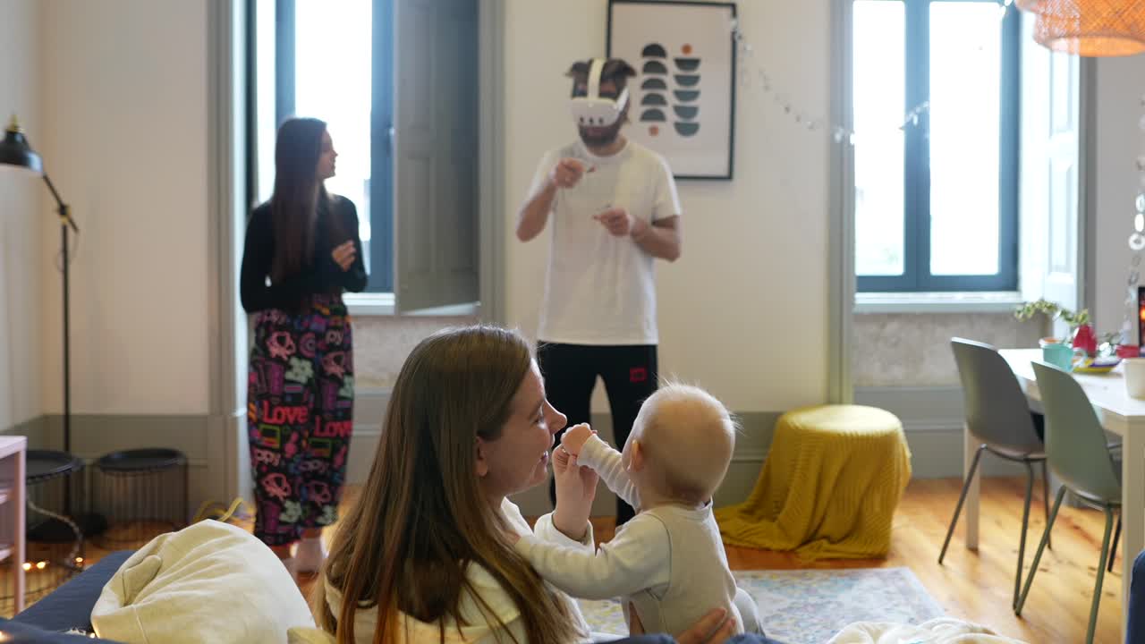 семья взаимодействует с vr-гарнитурой и ребенком дома