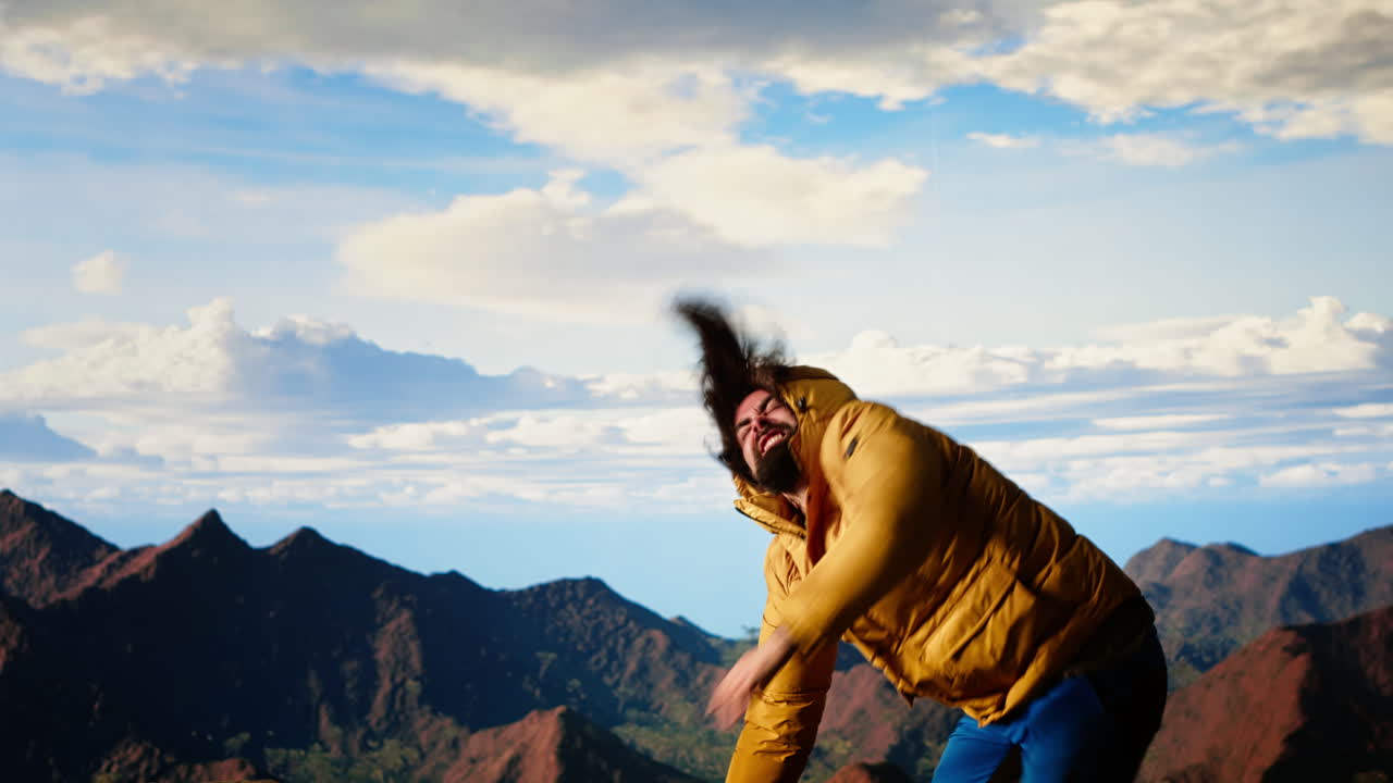 un aventurero torpe se encuentra a merced del viento luchando por mantener el equilibrio.