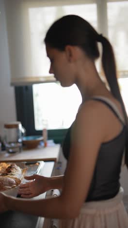 una adolescente horneando en una cocina
