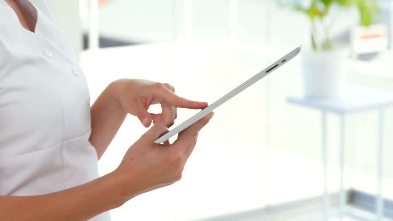 terapeuta usando su tableta