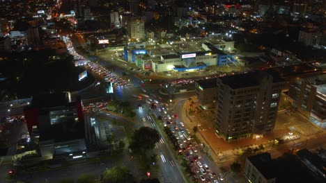lapso de tiempo del tráfico de automóviles a lo largo de la avenida winston churchill en la noche, santo domingo