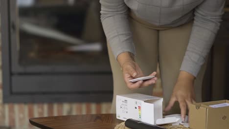 Joven-Negra-Armando-El-Control-Remoto-Magnético-De-La-Lámpara-Led-Que-Compró-En-La-Sala-De-Estar