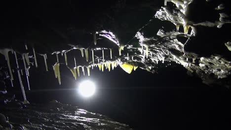 techo inclinado retroiluminado con espeleotemas en el pasaje de la cueva negra oscura