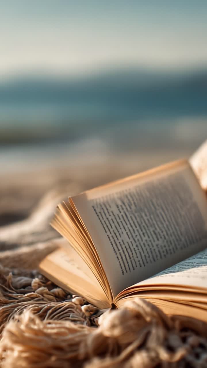 Un'esperienza di lettura serena in spiaggia: Godersi un libro in riva al mare sotto la luce del sole con rilassanti onde oceaniche sullo sfondo.