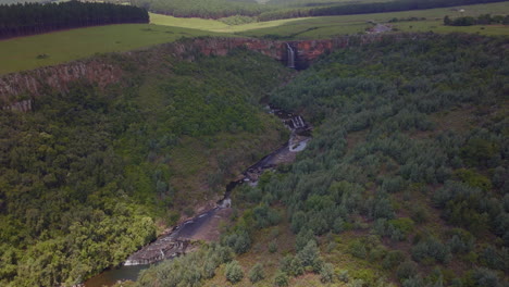 Südafrika-Luftdrohne-Lissabon-Berlin-Wasserfälle-Wasserfälle-Sabie-Filmisch-Krüger-Nationalpark-Teilweise-Bewölkt-üppig-Frühling-Sommer-Grün-Atemberaubende-Flusslandschaft-Busch-Langsam-Vorwärts-Schwenkbewegung-Nach-Oben