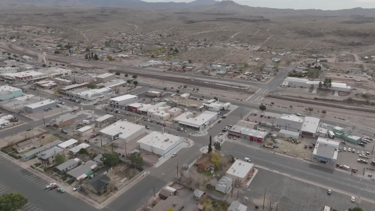 Filmato aereo con drone che ruota attorno a un punto di riferimento della Route 66 a Kingman, in Arizona, rivelando il paesaggio urbano circostante e l'ambiente desertico