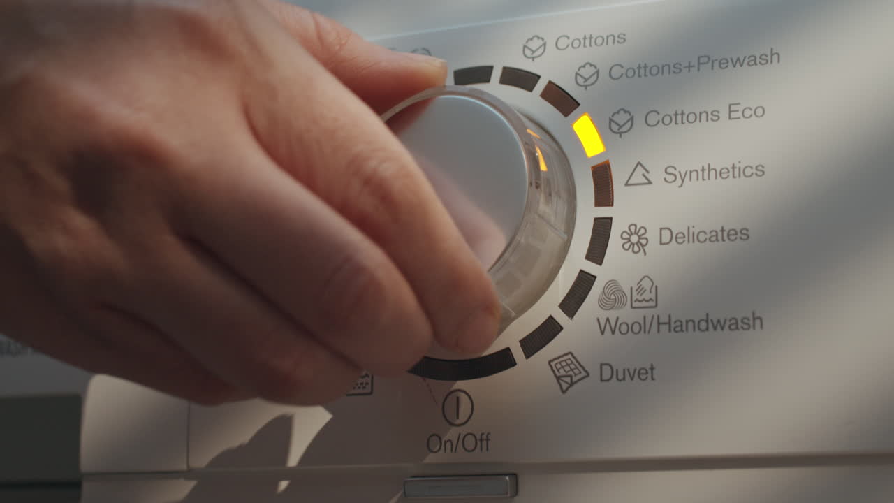 ajuste de lavado lavadora marque en modo ecológico para ahorrar energía y conservar el medio ambiente en el baño