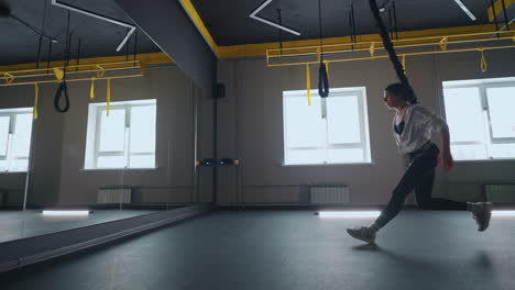 Mujer-Adulta-Deportiva-Y-De-Estilo-De-Vida-Saludable-Está-Haciendo-Ejercicios-De-Resistencia-En-El-Gimnasio-Con-Un-Moderno-Sistema-Trx