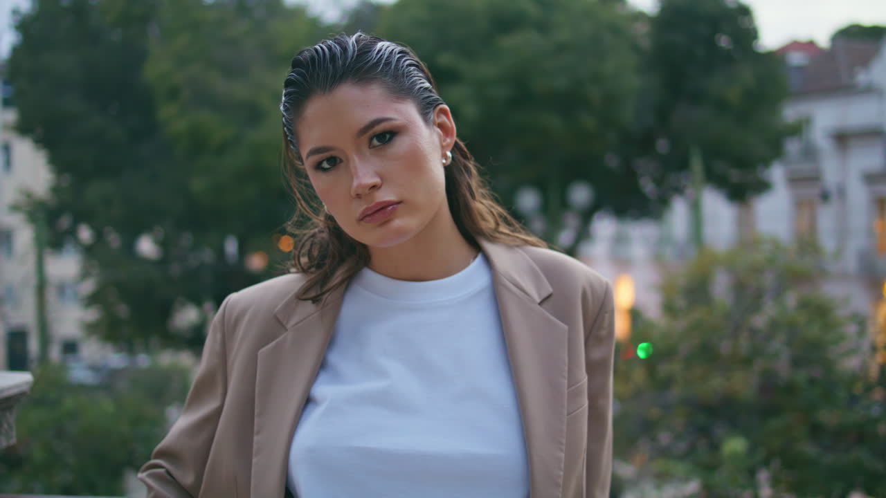 chica turista de pie en el área de la ciudad disfrutando de la noche de fin de semana de primer plano. magnífica modelo