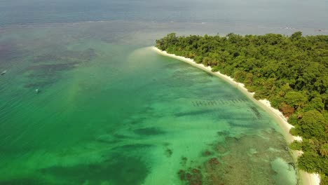 los arrecifes tropicales protegen las playas doradas y las tranquilas aguas azules, cahuita playa, costa rica, antena