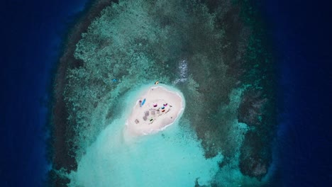 una vista aérea de una isla paradisíaca tropical
