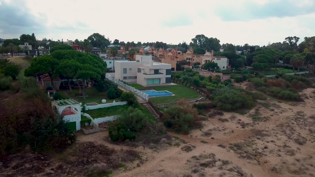 vista aérea de una casa grande cerca de la playa