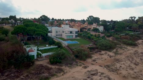 Vista-Aérea-De-Una-Casa-Grande-Cerca-De-La-Playa