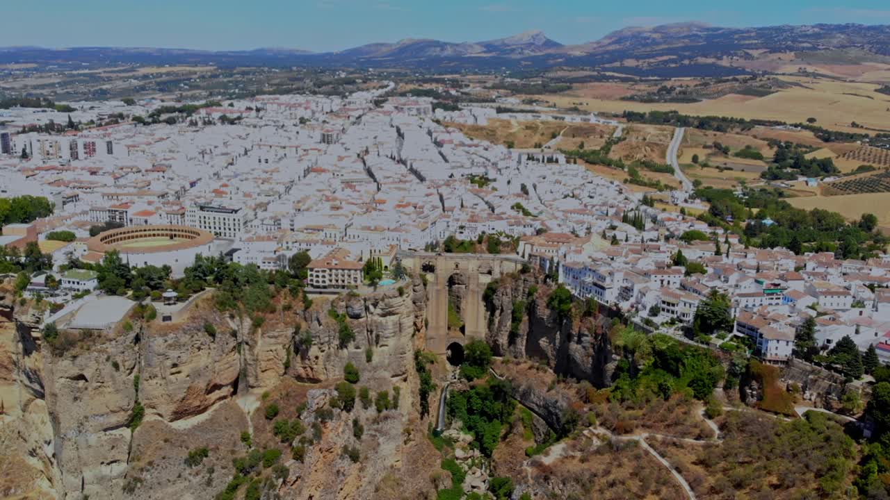 스페인 론다 의 다리 를 높은 곳 에서 드론 으로 찍은 사진