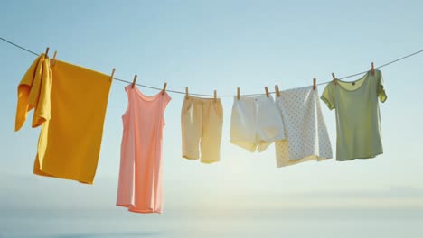 la ropa se seca en una cuerda de ropa