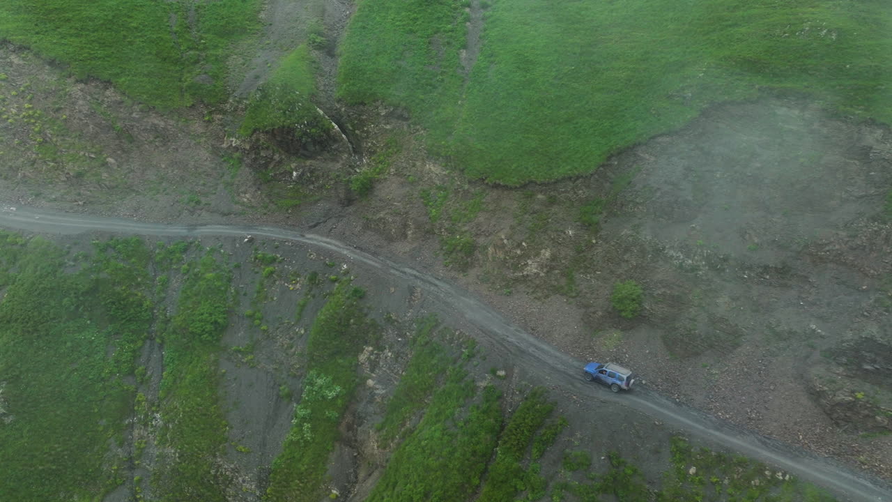 아바노 패스의 산악 도로에서 운전하는 suv의 구름을 통해 보기