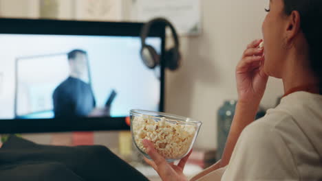computadora, video web y palomitas de maíz con mujer
