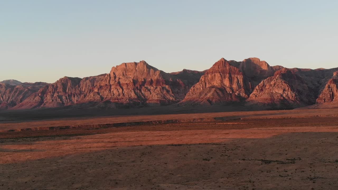 vista panorámica aérea de la hora dorada en el cañón de roca roja