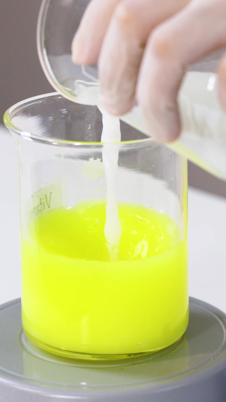 Demostración de reacción química con cambio de color