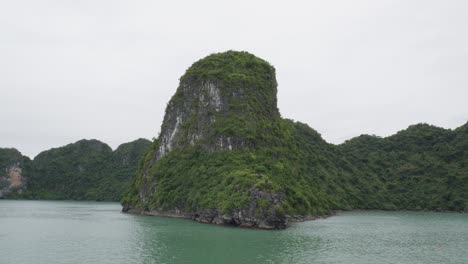 Paisaje-Montañoso-Cubierto-De-Selva-Tropical-En-La-Bahía-De-Ha-Long,-Vietnam