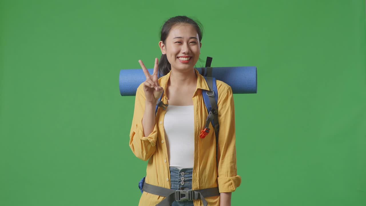 mujer con mochila y signo de paz