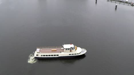 Drone-Tirando-Hacia-Atrás-En-Un-Gran-Bote-En-El-Agua