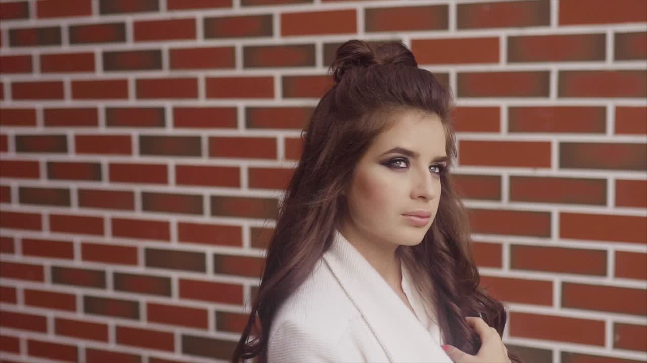 una mujer con una bata de baño y un pan.