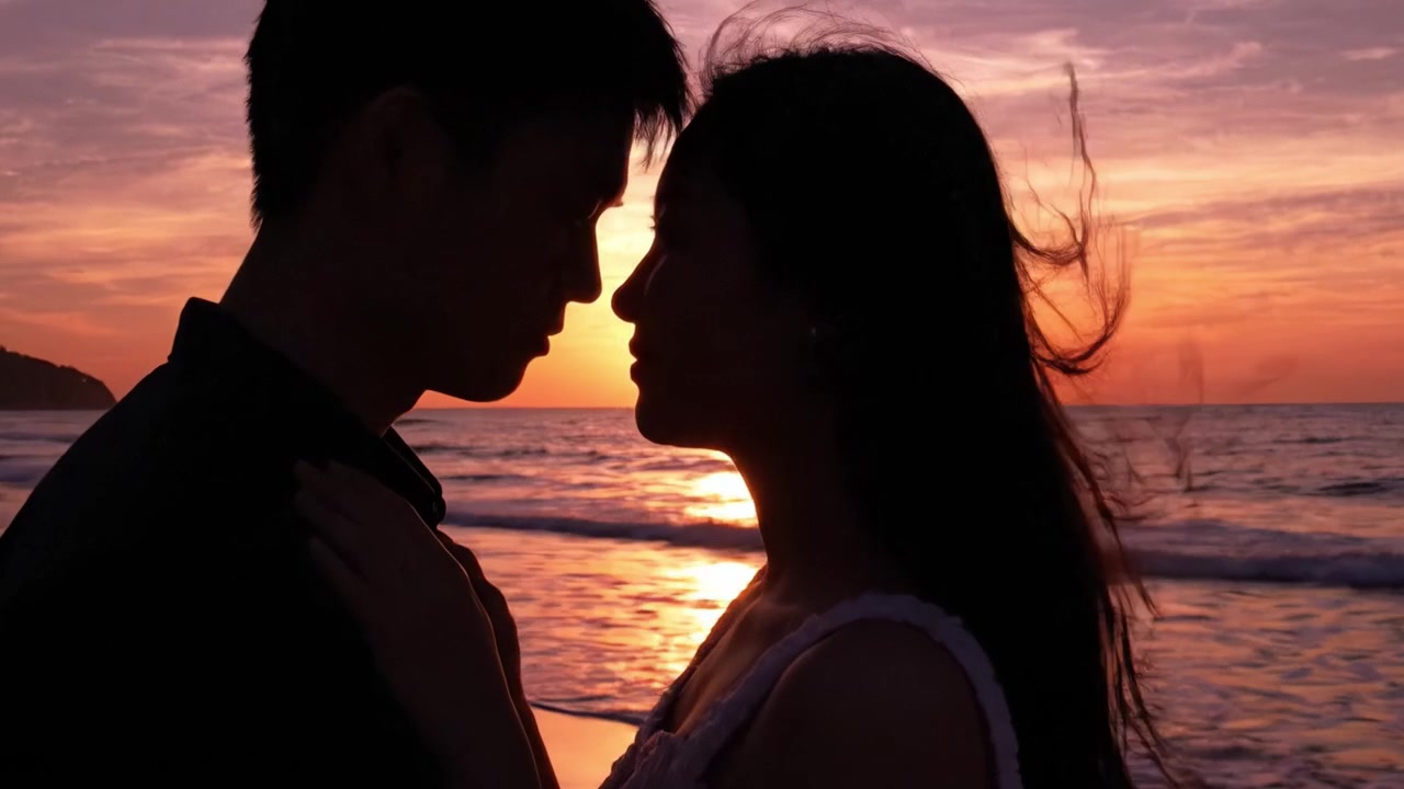 Silhouette romantica al tramonto: una coppia che si abbraccia su una spiaggia al crepuscolo, catturando l'essenza dell'amore e della connessione in un ambiente naturale mozzafiato.