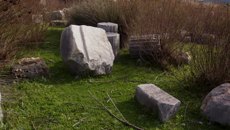 piedras antiguas en la hierba en mileto