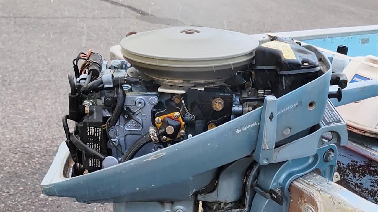 육지에 덮개가 없는 선외 모터의 엔진 부품 근접 촬영