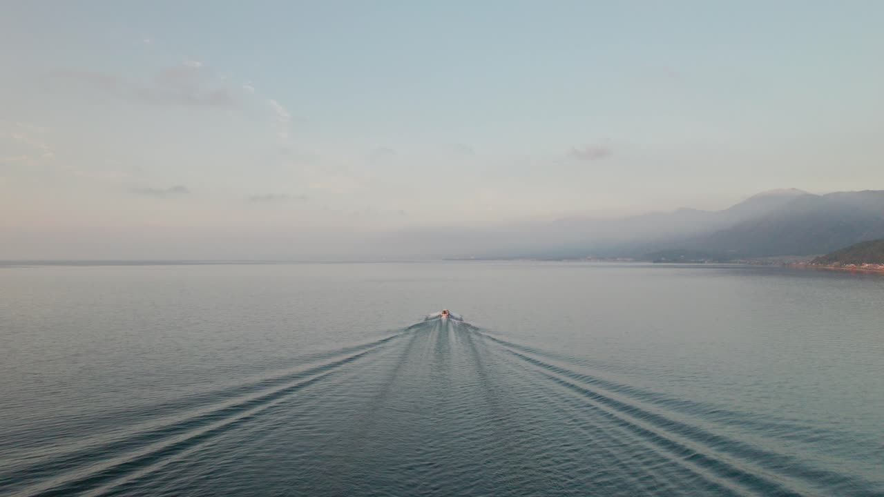 드론은 일본 해역에서 항해하는 모터 보트의 뒤에서 추적합니다.