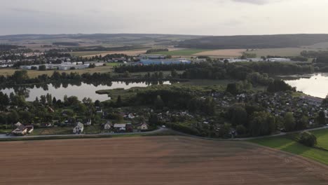 A-La-Deriva-A-Lo-Largo-De-Un-Pueblo-Y-Un-Río-Con-Fábricas-Industriales-Al-Fondo