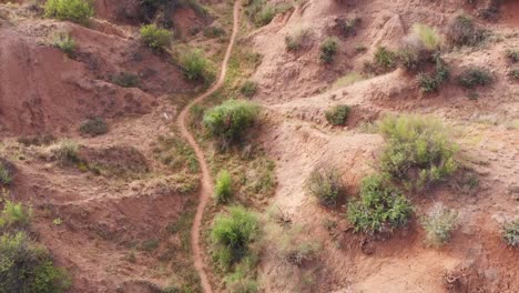 Drone-Sobrevuela-Un-Sendero-De-Una-Sola-Vía-En-Un-Día-Soleado